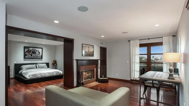 [Bintang] Rumah Charlie Puth