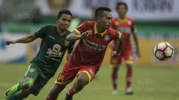 Gelandang Persebaya, Oktafianus Fernando, mengejar bek Martapura FC, Wirabuana Prayogo, pada laga semifinal Liga 2 2017 di Stadion GBLA, Bandung, Sabtu (25/11/2017). Persebaya menang 3-1 atas Martapura FC. (Bola.com/Vitalis Yogi Trisna)