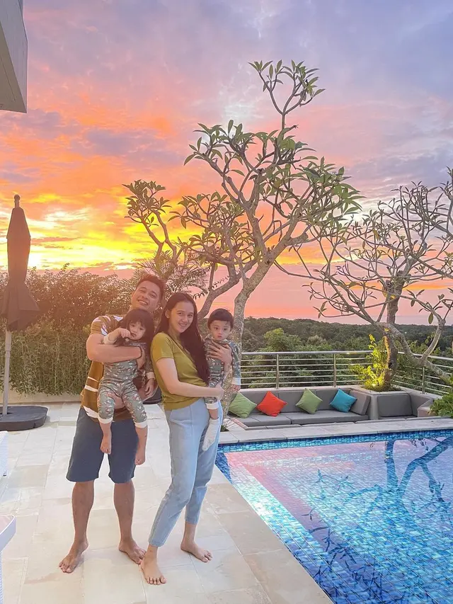 Eza Gionino bersama keluarganya (Foto: Instagram ezagio)