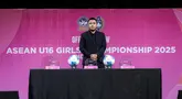 Exco PSSI, Muhammad menunjukkan kertas undian dalam acara pengundian AFF U-16 Putri 2025 Indonesia yang berlangsung di SCTV Tower, Jakarta Pusat, pada Senin (21/7/2025). (Bola.com/Bagaskara Lazuardi)