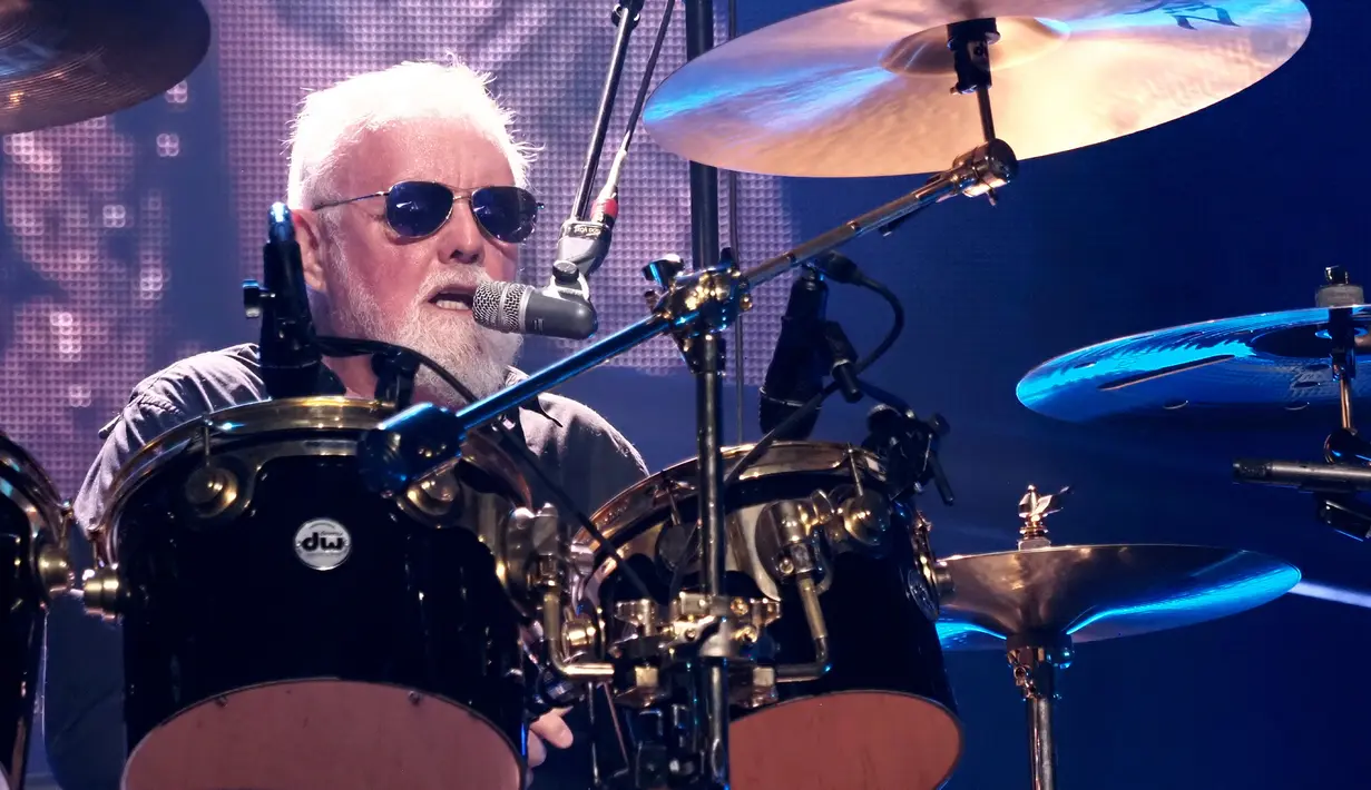 Drummer band rock Queen Roger Taylor tampil di atas panggung saat konser tur Eropa Queen dan Adam Lambert di Bologna, Italia, 11 Juli 2022. Queen dan Adam Lambert dijadwalkan akan tampil pada konser berikutnya di The Rhapsody Tour, Accor Arena, Paris, Prancis. (Michele Nucci/LaPresse via AP)