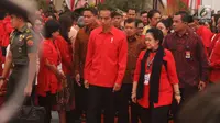 Presiden Jokowi didampingi Ketum PDIP Megawati Soekarnoputri saat menghadiri Rakornas Tiga Pilar PDI Perjuangan di ICE BSD, Tangerang Selatan, Sabtu (16/12). (Liputan6.com/Angga Yuniar)