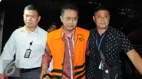 Tersangka Handang Soekarno usai menjalani pemeriksaan KPK, Jakarta, Senin (22/11). Handang resmi ditahan karena diduga menerima suap sebesar USD 148.500 atau sekitar Rp 1,9 miliar, Jakarta, Senin (22/11). (Liputan6.com/Helmi Afandi) 