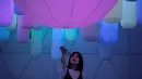 Seorang wanita melihat pameran seni cahaya yang berjudul "Halo Park" di Chaoyang Park, Beijing (7/5). Pameran ini juga menjadi tempat wisata baru di Beijing. (AFP/Fred Dufour)