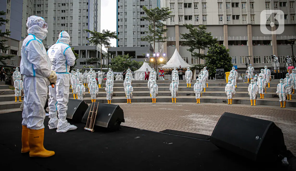 Sejumlah tenaga kesehatan memainkan angklung di RSDC Wisma Atlet, Kemayoran, Jakarta, Selasa (23/3/2021). Acara tersebut dilakukan dalam rangka satu tahun beroperasinya RSDC Wisma Atlet Kemayoran. (Liputan6.com/Faizal Fanani)