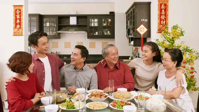 Ilustrasi merayakan imlek bareng keluarga