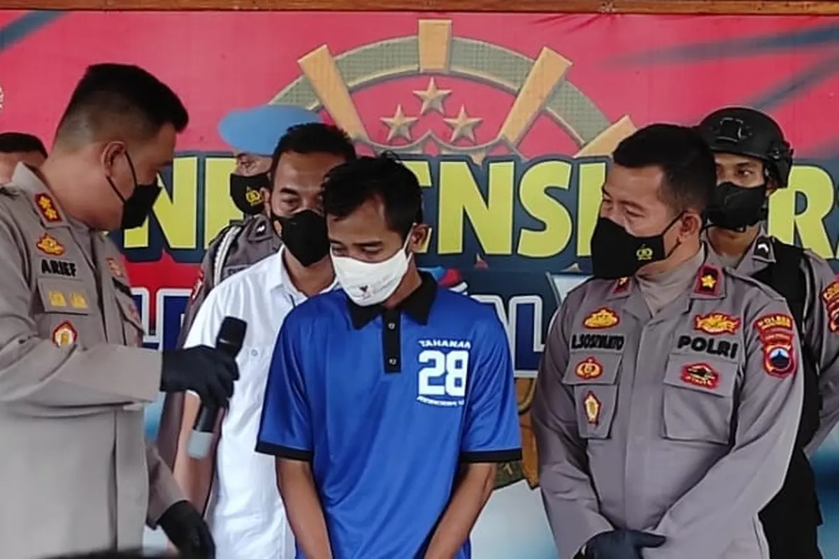 Polisi menangkap terduga pelaku pelecehan seksual (peremas payudara) mahasiswi di Pekalongan. (Foto: Polres Pekalongan/Liputan6.com)
