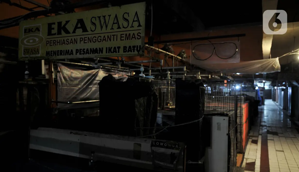 Suasana saat Pasar Perumnas Klender ditutup sementara, Jakarta, Rabu (10/6/2020). Pasar Perumnas Klender terpaksa ditutup sementara setelah ditemukannya sebanyak 20 pedagang postif Covid-19 berdasarkan hasil tes swab yang dilakukan beberapa waktu lalu. (merdeka.com/Iqbal S. Nugroho)