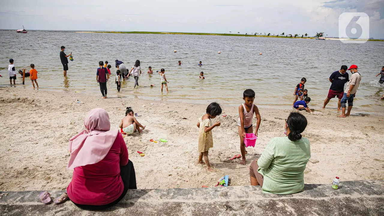 Suasana Pantai Ancol saat Libur Natal 2021