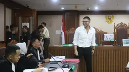 Sidang digelar di Pengadilan Negeri Jakarta Pusat (PN Jakpus), Jakarta, Kamis (8/1/2026). Tampak dalam foto, terdakwa kasus dugaan peredaran narkotika di Rumah Tahanan (Rutan) Salemba, Ammar Zoni, saat tiba untuk menjalani sidang lanjutan di Pengadilan Negeri Jakarta Pusat (PN Jakpus), Jakarta, Kamis (8/1/2026). (Kapanlagi.com/Budy Santoso)