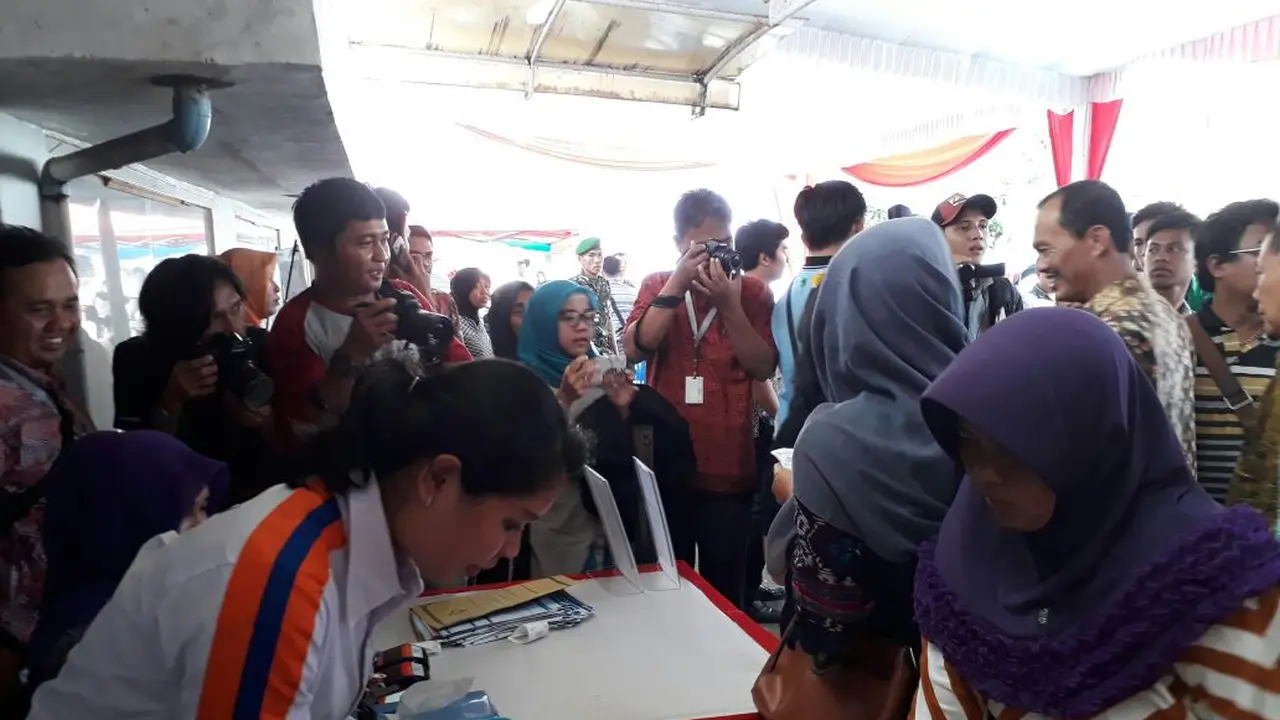 Penerima kartu BPNT mengantri (Liputan6.com/Nefri Inge)
