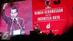 Presiden Joko Widodo memberikan pidato saat HUT PIDP ke-44 di JCC, Jakarta Pusat, Selasa (10/1). Jokowi mengatakan, kebijakan ekonomi yang dijalankan pemerintahannya adalah kebijakan ekonomi pancasila dan gotong royong. (Liputan6.com/Faizal Fanani)