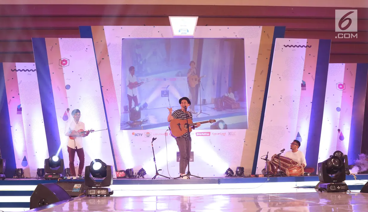 Musisi Budi Doremi saat bernyanyi pada gelaran EGTC 2018 Bandung di Graha Sanusi Hardjadinata, Universitas Padjajdaran, Bandung, Rabu (5/12). Budi Doremi membawakan lagu-lagu diantaranya, Tolong, Friendzone, Doremi. (Liputan6.com/Helmi Fithriansyah)