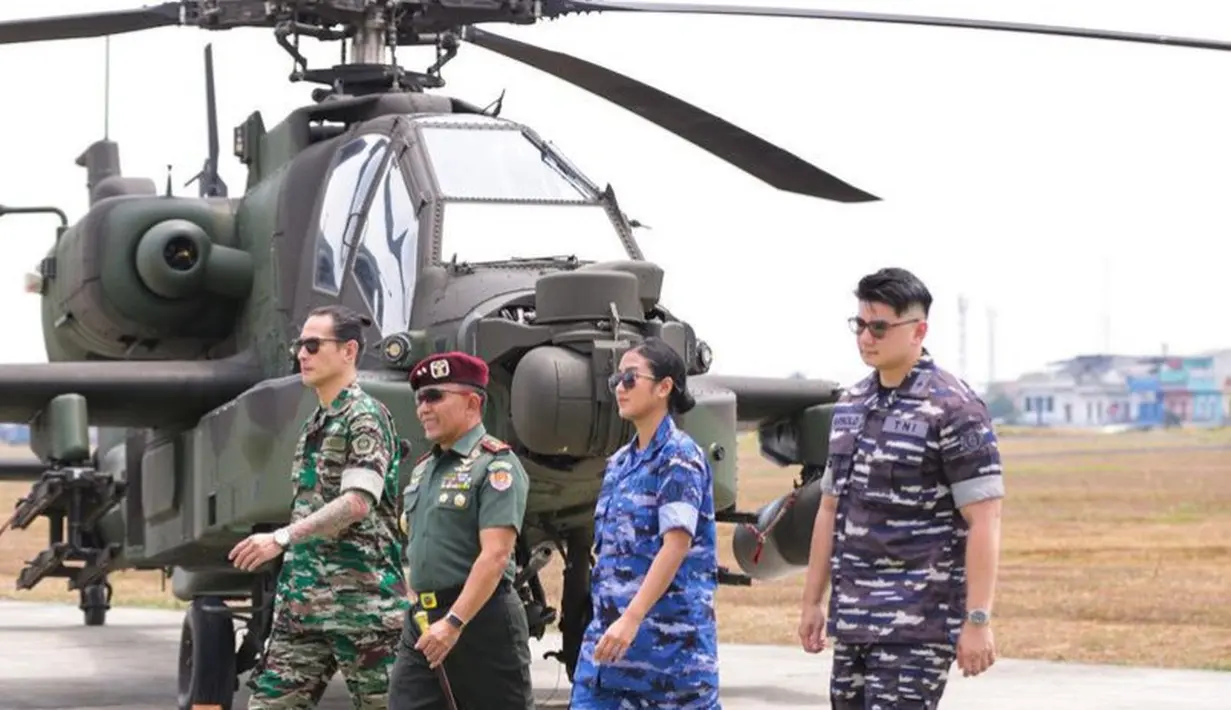 Ia pun melengkapi penampilan dengan sepatu hitam khas tentara, serta kacamata hitamnya. [@renattamoeloek]