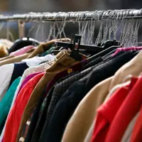 Belanja di toko baju bekas adalah salah satu kebaruan dalam hidup yang perlu dilestarikan. (Via: medium.com)