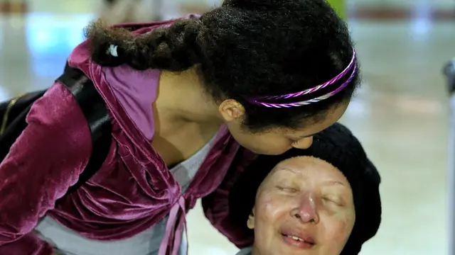 Rilla mencium Yana Zein