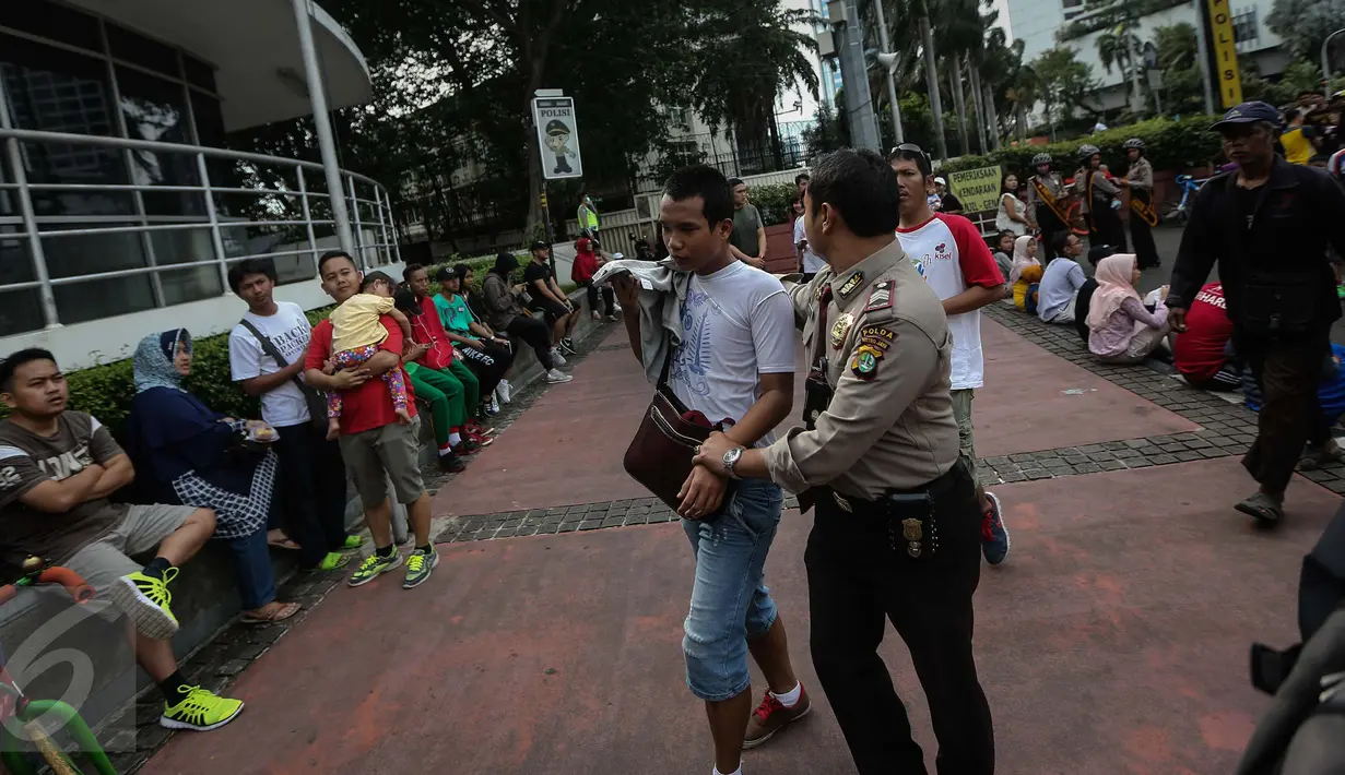 Seorang pria dibekuk usai kepergok mencopet saat car free day di kawasan Bundaran HI, Jakarta, Minggu (15/1). Pria bernama Rio itu kepergok saat mengambil ponsel seorang pengunjung CFD. (Liputan6.com/Faizal Fanani)