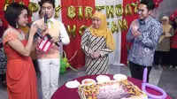 Menteri Sosial Khofifah Indar Parawansa saat mendapat kejutan ulang tahun. (Liputan6.com/Devira Prastiwi)