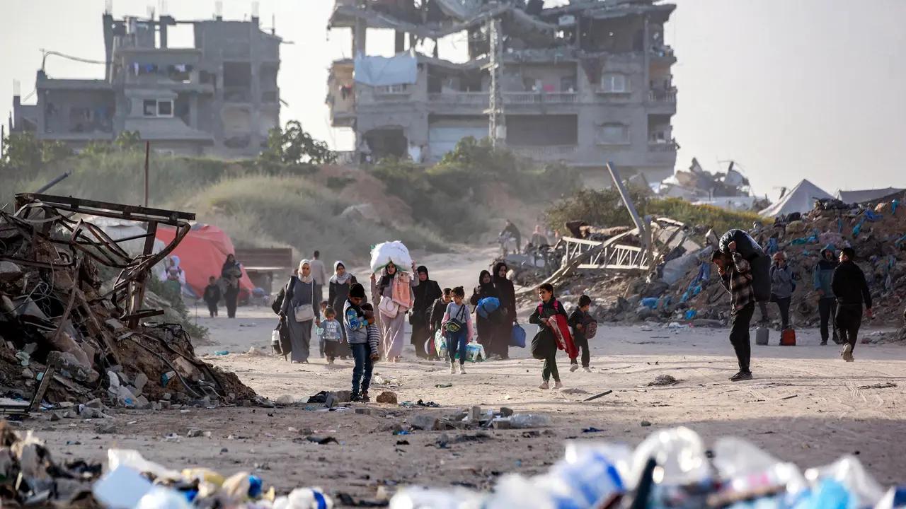 Warga Gaza Balik ke Pengungsian