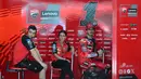 Pembalap Lenovo Ducati, Francesco Bagnaia (kanan) duduk bersama anggota timnya saat menunggu tes pramusim MotoGP 2024 di Sepang International Circuit, Sepang, Malaysia, Selasa (06/02/2024). (AFP/Mohd Rasfan)