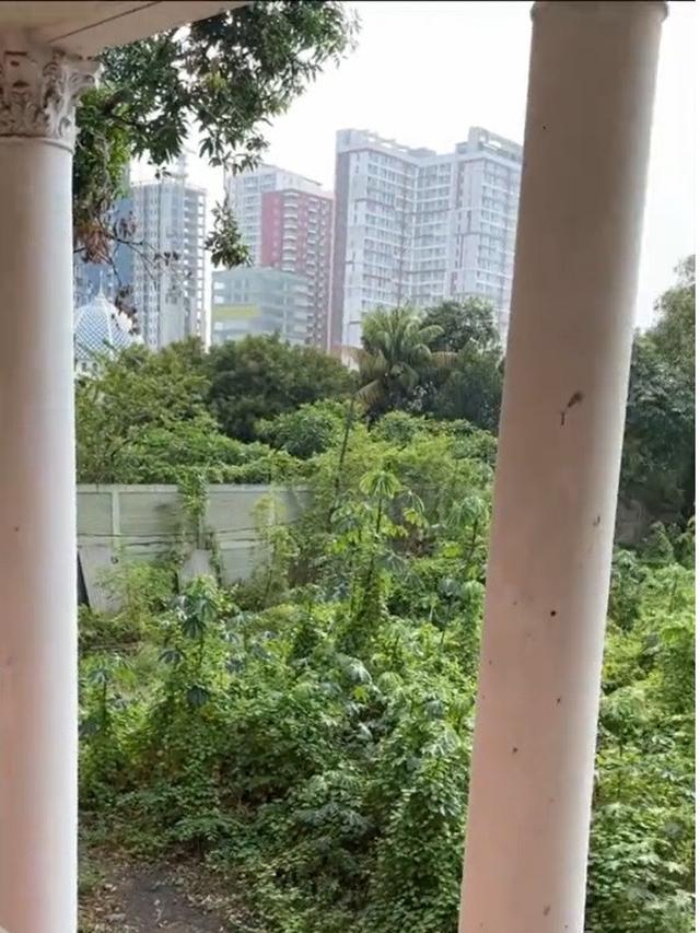 Penampakan rumah merah Genta Buana yang tak terurus lagi