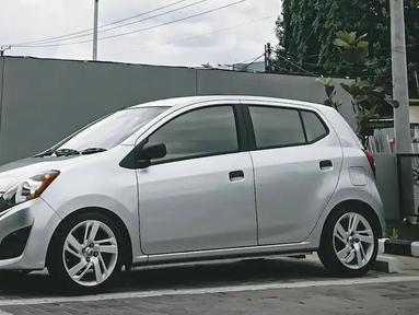Walau tampilannya simple, modifikasi Daihatsu Ayla ini sukses membuatnya tampil eye catching. Pelek kepunyaan Raize tipe 1.2 G ini memberikan proporsi yang lebih baik. Keren banget! (Source: Instagram/@jx.dd1)