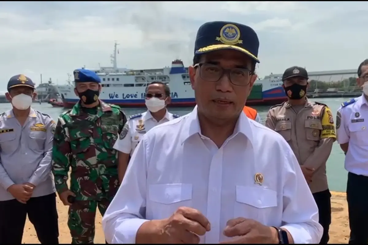 Menteri Perhubungan (Menhub) Budi Karya Sumadi saat melakukan tinjauan langsung di Pelabuhan Indah Kiat, Banten, Sabtu (30/4/2022).