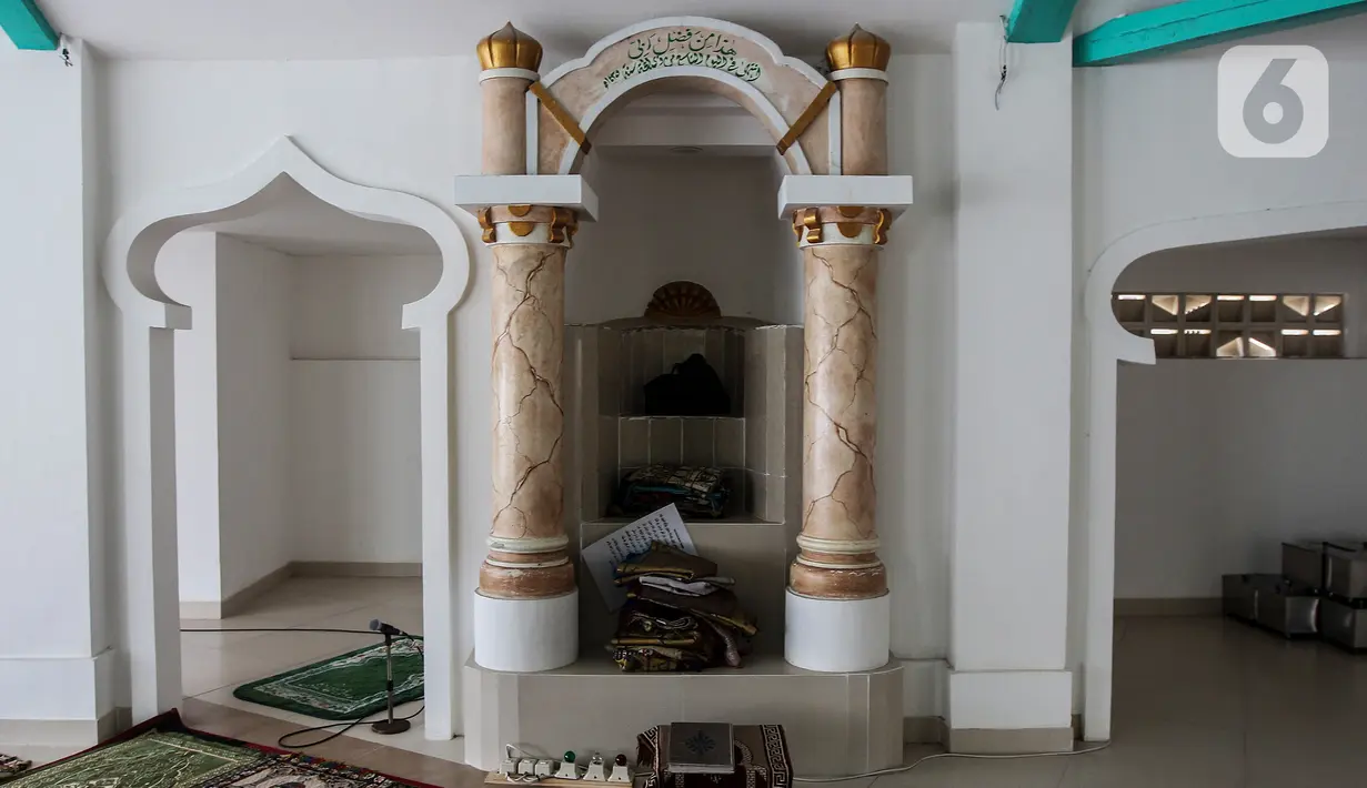 Empat buah soko guru yang besar-besar namun pendek terdapat di ruang utama masjid, mengingatkan pada masjid-masjid kuno di Jawa Tengah.  (Liputan6.com/Johan Tallo)