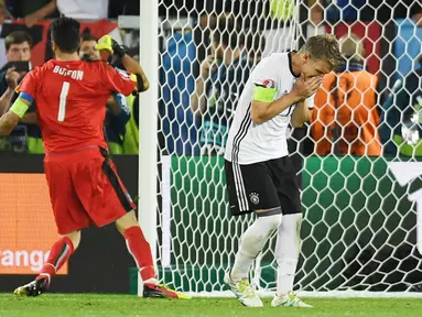 Bastian Schweinsteiger tak percaya  sepakannya melewati mister gawang Italia yang di kawal Gianluigi Buffon pada laga perempat final Piala Eropa 2016 di Stadion Matmut Atlantique, Bordeaux, Minggu (3/7/2016) dini hari WIB. (AFP/Patrik Stollarz)