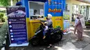 Warga mengambil dokumen kependudukan melalui layanan Drive Thru De Fast di halaman Kantor Pemkot Depok, Depok, Jawa Barat, Senin (26/9/2022). Dinas Kependudukan dan Pencatatan Sipil (Disdukcapil) Kota Depok meluncurkan pelayanan Drive Thru De Fast untuk pengambilan dokumen kependudukan bagi warga yang sudah daftar secara online. (merdeka.com/Arie Basuki)