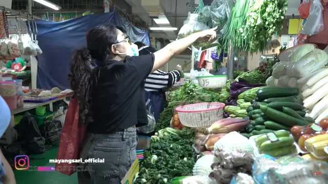 6 Potret Mayangsari Belanja di Pasar Tradisional, Habiskan Rp 10 Juta