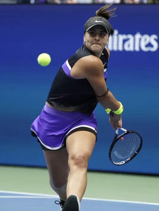 Petenis Kanada, Bianca Andreescu mengembalikan bola pukulan Serena Williams dari Amerika Serikat saat bertanding pada final tunggal putri AS Terbuka 2019 di New York (7/9/2019). Andreescu menang atas Serena 6-3, 7-5. (AP Photo/Adam Hunger)