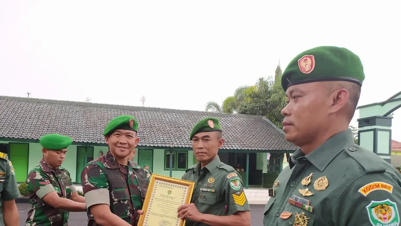 Serma Asep Roni, penemu lahan ganja di kaki gunung Guntur, Garut, Jawa Barat, mendapatkan piagam pengharagaan dari Dandim 0611/Garut Letkol Inf. Erwin Agung T.W.A