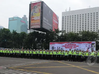 Ribuan personel polisi lalu lintas mengikuti apel Gelar Pasukan Ops Simpatik Jaya 2015 di Lapangan Ditlantas Polda Metro Jaya, Rabu (1/4/2015). (Liputan6.com/Herman Zakharia)