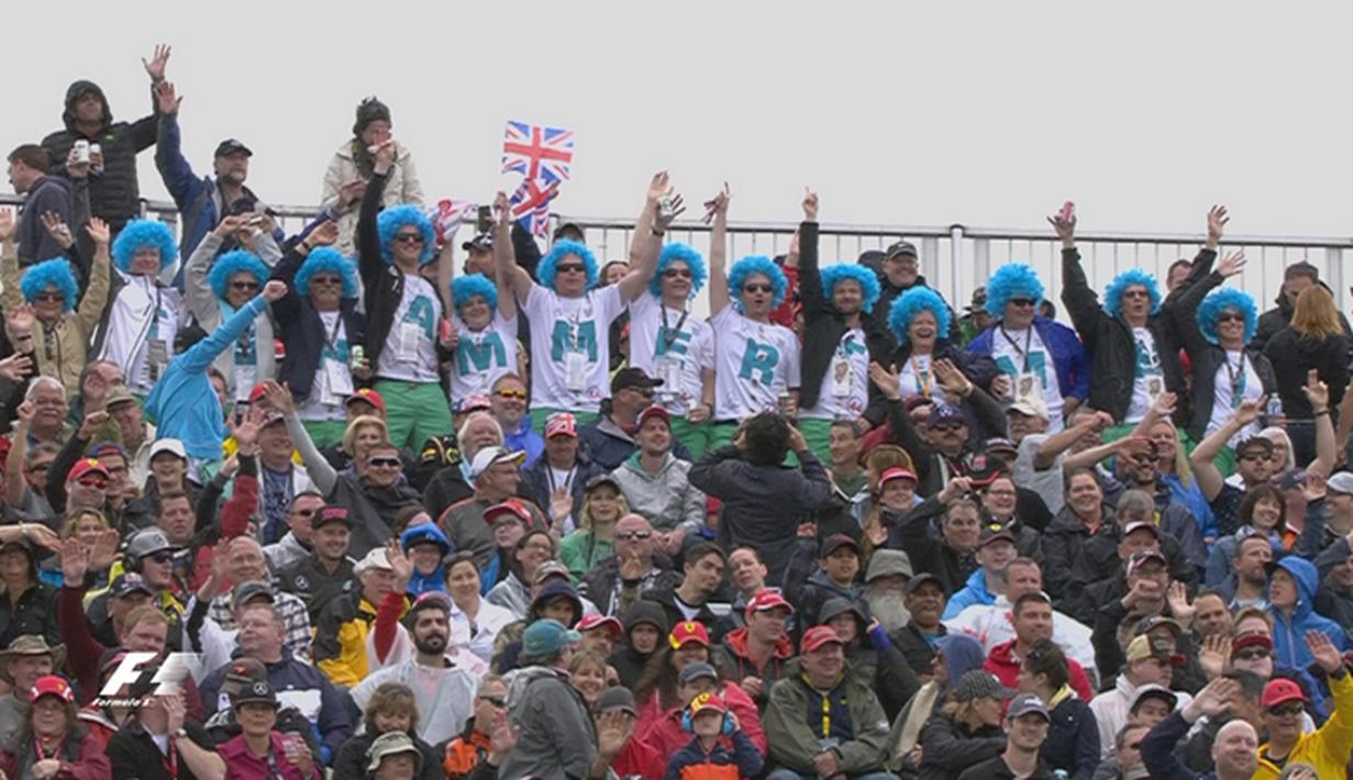 Aksi pendukung pebalap Mercedes, Lewis Hamilton, saat kualifikasi F1 GP Kanada, Sabtu (11/6/2016) atau Minggu (12/6/2016) dini hari WIB. (Bola.com/Twitter/F1)  