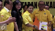 Setya Novanto saat mendaftar sebagai ‎Caketum Partai Golkar didampingi istrinya Deisti Astriani Tagor di DPP Partai Golkar, Jakarta, Rabu (4/5). Partai Golkar mematok mahar Rp 1 M untuk Balon Ketua Umum Partai Golkar. (Liputan6.com/Johan Tallo) 