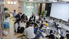 Orang-orang menghadiri kelas merangkai bunga di "Youth Channel" di Shenzhen, China (2/9/2020). Youth Channel adalah pusat komunitas yang menyediakan kuliah dan kelas budaya, seperti kursus ukulele dan keterampilan merangkai bunga bagi kaum muda sepulang bekerja. (Xinhua/Mao Siqian)