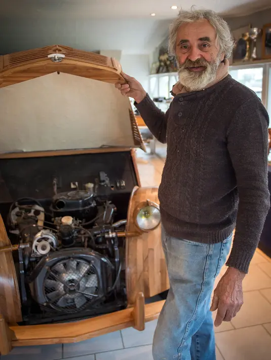 Pria asal Prancis, Michael Robillard, membuat replika mobil Citroen 2CV dari bahan kayu di bengkel kerjanya di Loches, 21 Maret 2017. Terkenal di era 1950an, Citroen 2CV itu dibekali mesin sungguhan dan bisa mengaspal di jalan raya (GUILLAUME SOUVANT/AFP)