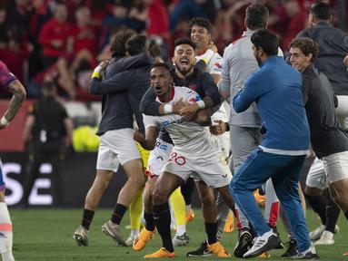 Selebrasi sejumlah pemain Sevilla setelah mengalahkan Juventus dalam pertandingan leg kedua semifinal Liga Europa 2022/2023 di Estadio Ramos Sanchez Pizjuan, Jumat (19/05/2023) dini hari WIB. (AFP/Jorge Guerrero)