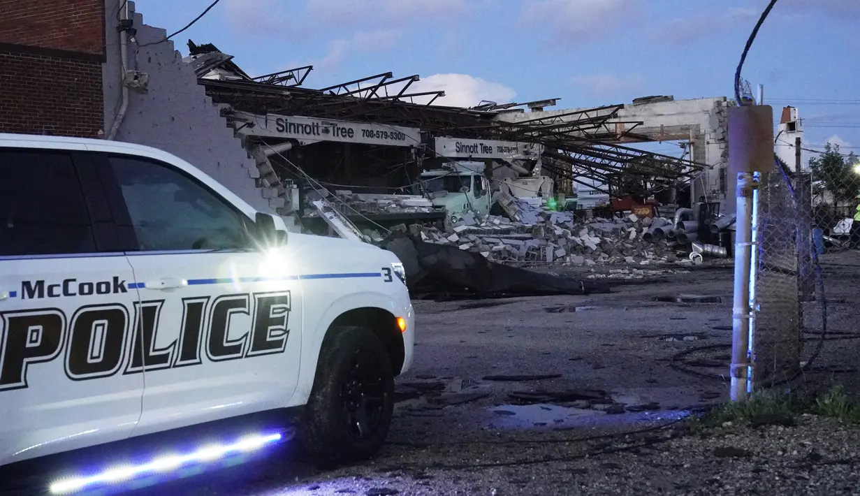 Layanan Cuaca Nasional telah mengeluarkan dua peringatan tornado untuk Chicago pada Rabu malam. Sirene tornado berbunyi memperingatkan orang-orang untuk mencari tempat berlindung. (AP Photo/Nam Y. Huh)