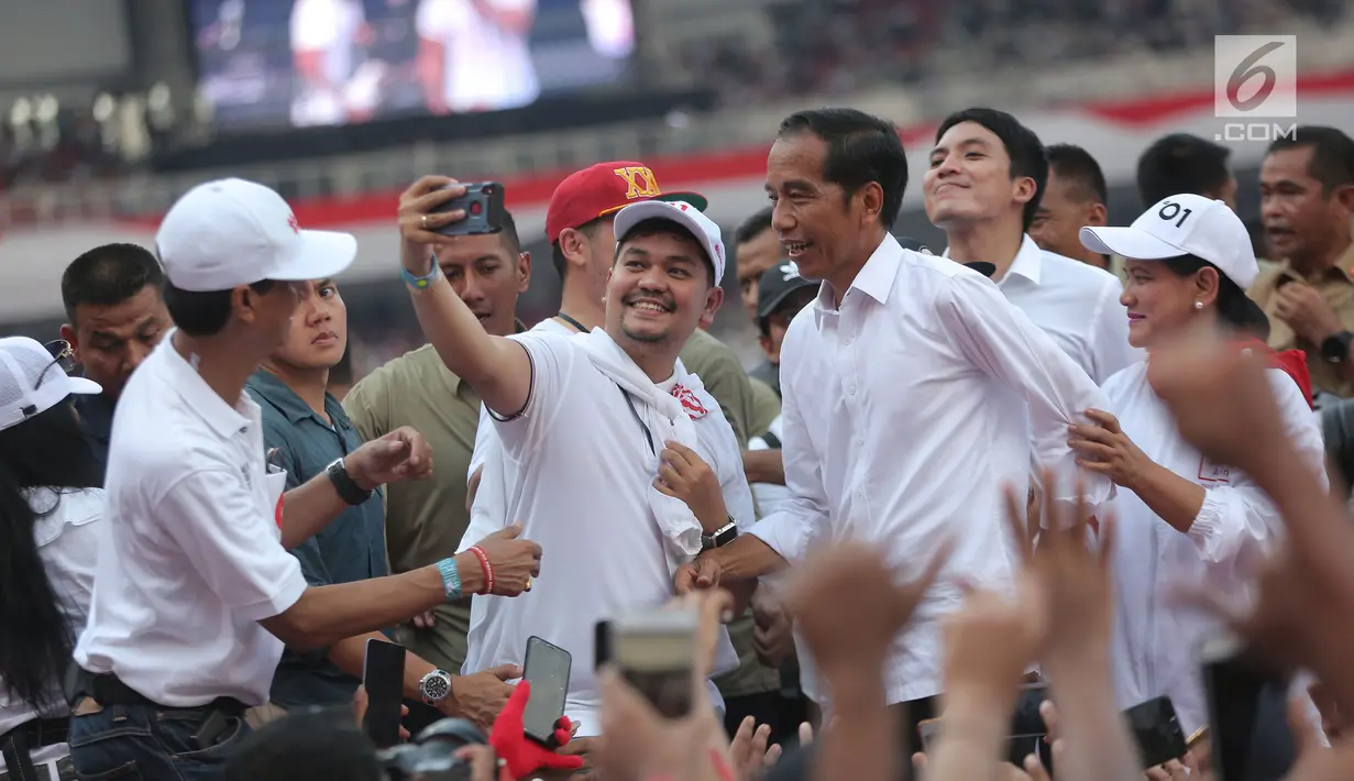Artis Indra Bekti berselfie dengan Capres 01 Joko Widodo saat mengikuti kampanye akbar bertajuk 'Konser Putih Bersatu di Stadion Gelora Bung Karno (SGBK), Jakarta, Sabtu (13/4). (Kapanlagi.com/Budi Santoso)