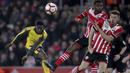 Aksi pemain Arsenal, Danny Welbeck melepaskan tembakan melewati hadangan para pemain Southampton  pada putaran keempat Piala FA musim 2016-2017 di St Mary's Stadium,  (28/1/2017. Arsenal menang 5-0. (Nick Potts/PA via AP)