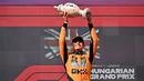 Pembalap McLaren, Lando Norris mengangkat trofi juara saat merayakan kemenangan dalam ajang balap Formula 1 GP Hungaria 2025 di sirkuit Hongaroring, Minggu (03/08/2025) waktu setempat. (AFP/Attila Kisbenedek)