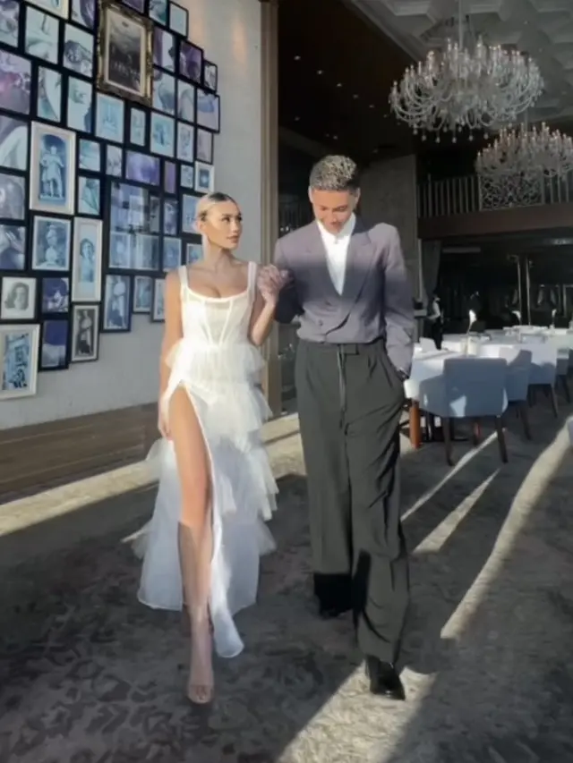 Penampilan Elegan Agnez Mo Dibalut Gaun Putih bak Pengantin. credit: [@agnezmo]