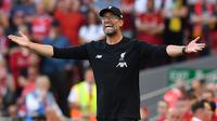 Pelatih Liverpool, Juergen Klopp, memberikan instruksi saat melawan Arsenal pada laga Premier League di Stadion Anfield, Liverpool, Sabtu (24/8). Liverpool menang 3-1 atas Arsenal. (AFP/Ben Stansall)