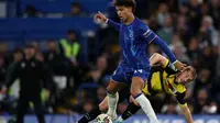 Striker Chelsea asal Portugal #14, Joao Felix, berlari dengan bola selama pertandingan sepak bola putaran ketiga&nbsp;Carabao Cup&nbsp;antara Chelsea dan Barrow di Stamford Bridge, di London, pada Rabu dini hari WIB (25/9/2024). (Adrian Dennis/AFP)