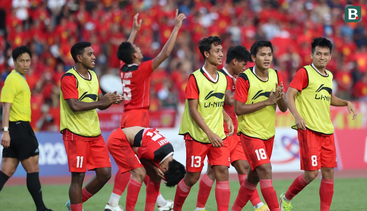 <p>Selebrasi para pemain Timnas Indonesia U-22 setelah Muhammad Taufany (menunduk) mencetak gol ketiga ke gawang Vietnam pada laga semifinal cabor sepak bola SEA Games 2023 di Olympic National Stadium, Phnom Penh, Kamboja, Sabtu (13/5/2023). (Bola.com/Abdul Aziz)</p>