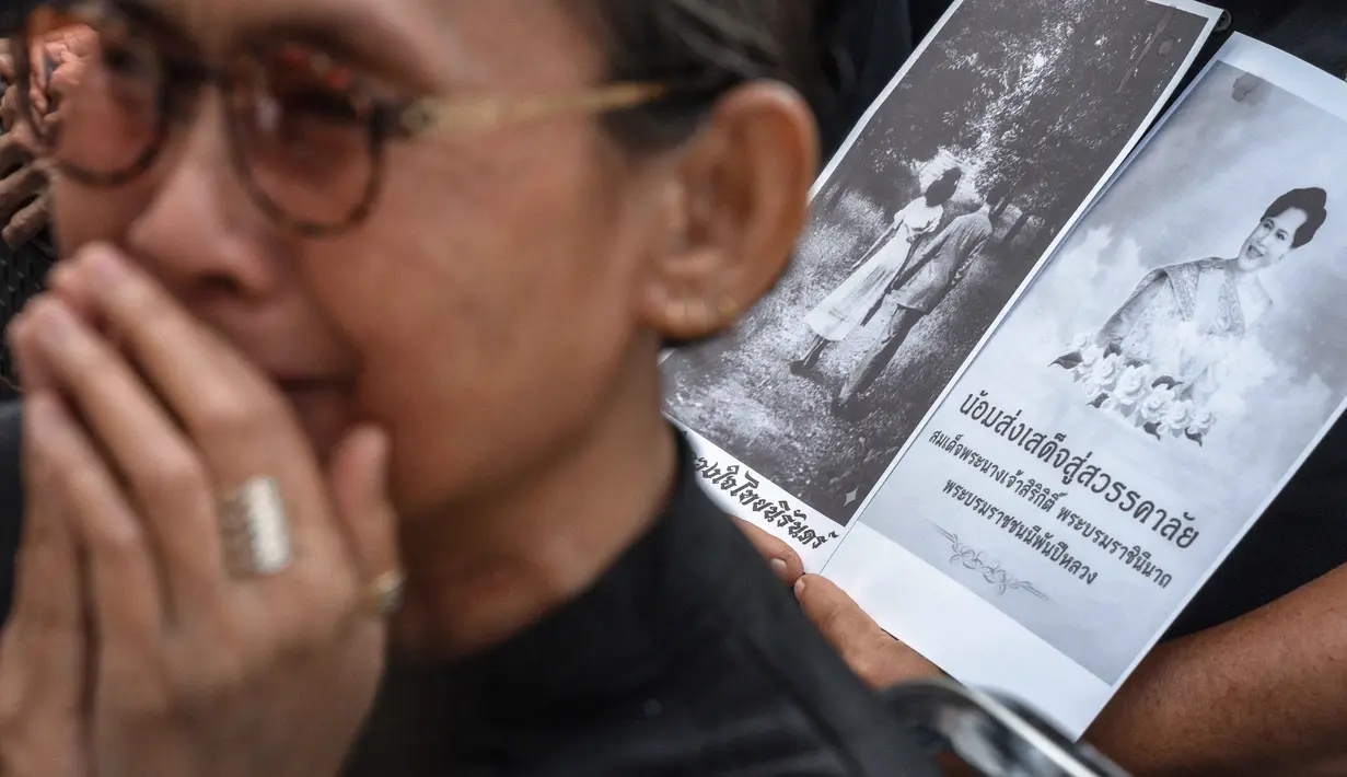 Mendampingi Raja Bhumibol Adulyadej selama 70 tahun memerintah Thailand, Sirikit Kitiyakara dikenal karena keanggunan dan selera modenya kerap mencuri perhatian. (Chanakarn Laosarakham/AFP)