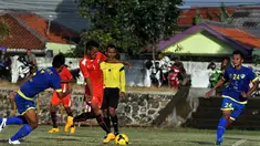 Persija Jakarta melakukan laga uji coba melawan Cilegon United di lapangan Mako Brimob, Depok, Jawa Barat, Rabu (14/1/2015). (Liputan6.com/Miftahul Hayat)