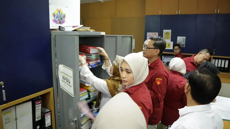 Tim Pidsus Kejati Lampung saat menggeledah Kantor PDAM Way Rilau, Bandar Lampung.  Foto : (Istimewa).